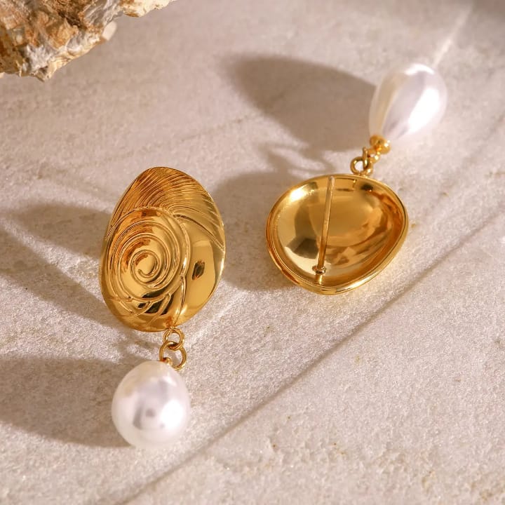 Swirl pearl drop - Where art deco meets classic grace