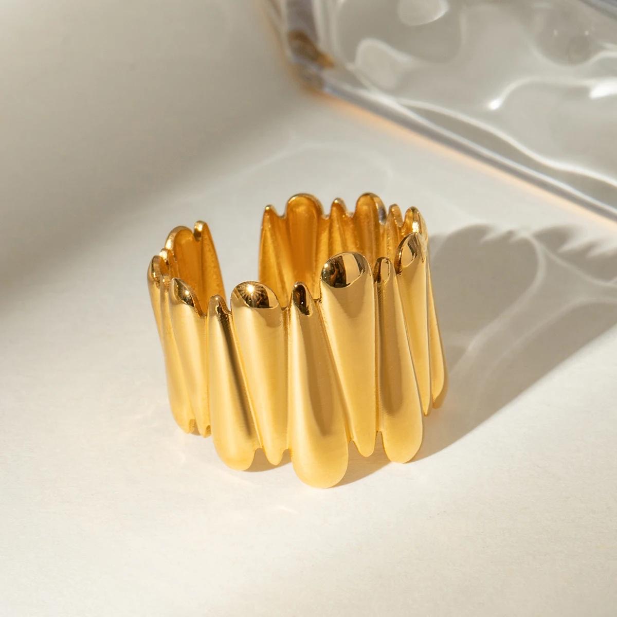 "Golden Ripple Bold Ring"